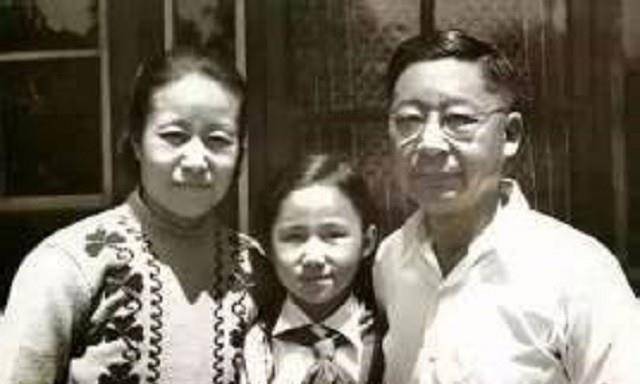 父亲老舍自尽,他在公园陪遗体坐了一天,此后一生夹着尾巴做人_舒乙