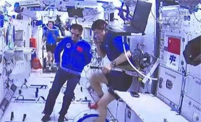 刘伯明在空间站健身"出差三人组"聂海胜,刘伯明,杨洪波在核心舱内表演