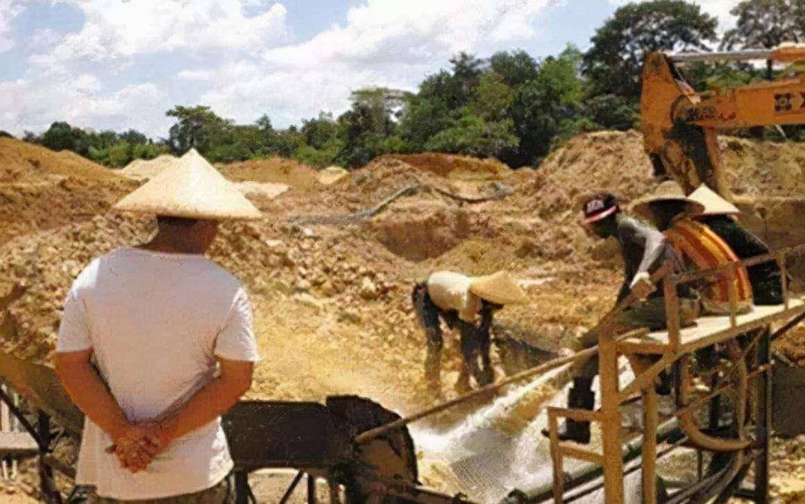 广西"上林帮"有多拼?非洲淘金殊死搏斗,为保命常备200克金子