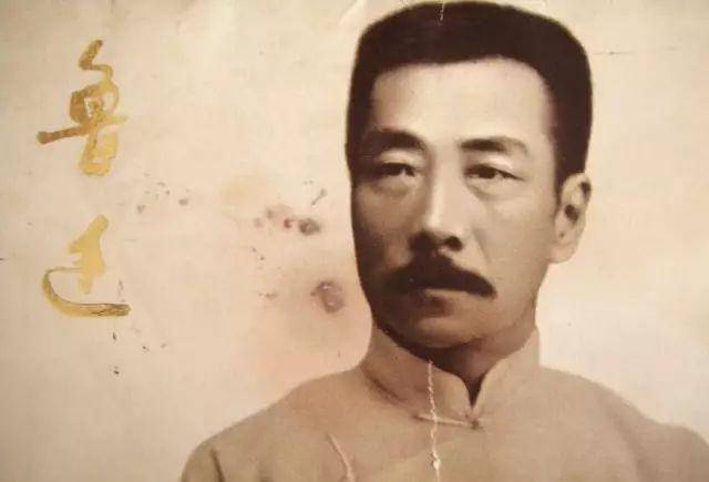 我们从小就会背诵"鲁迅,原名周树人,是浙江绍兴人,是我国著名的文学家