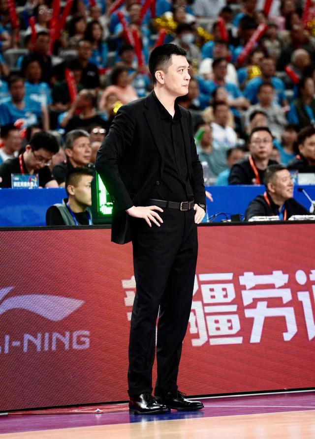杨鸣引领辽宁男篮连夺三冠,探讨教练在球队成功中的关键作用