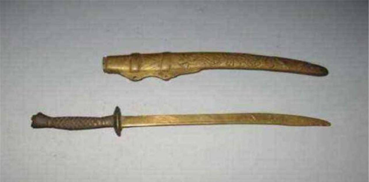 老人500万卖溥仪御赐宝刀,专家表示失望,老人:你们有啥资格?