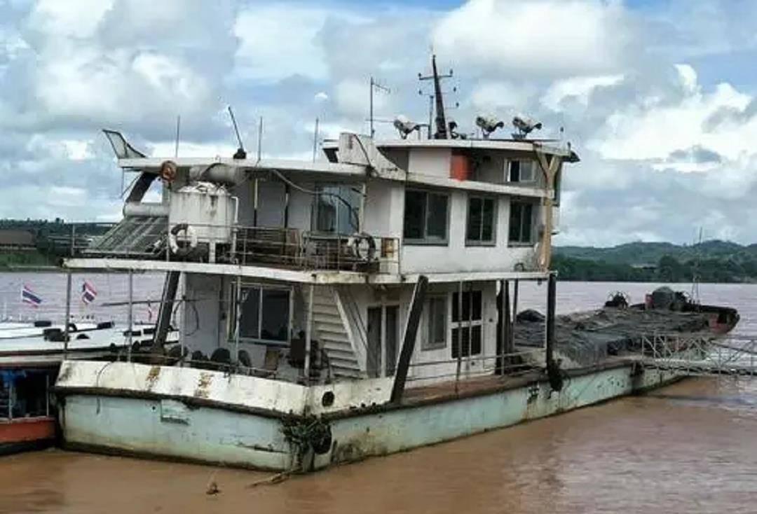 老挝游艇翻船致8死图片