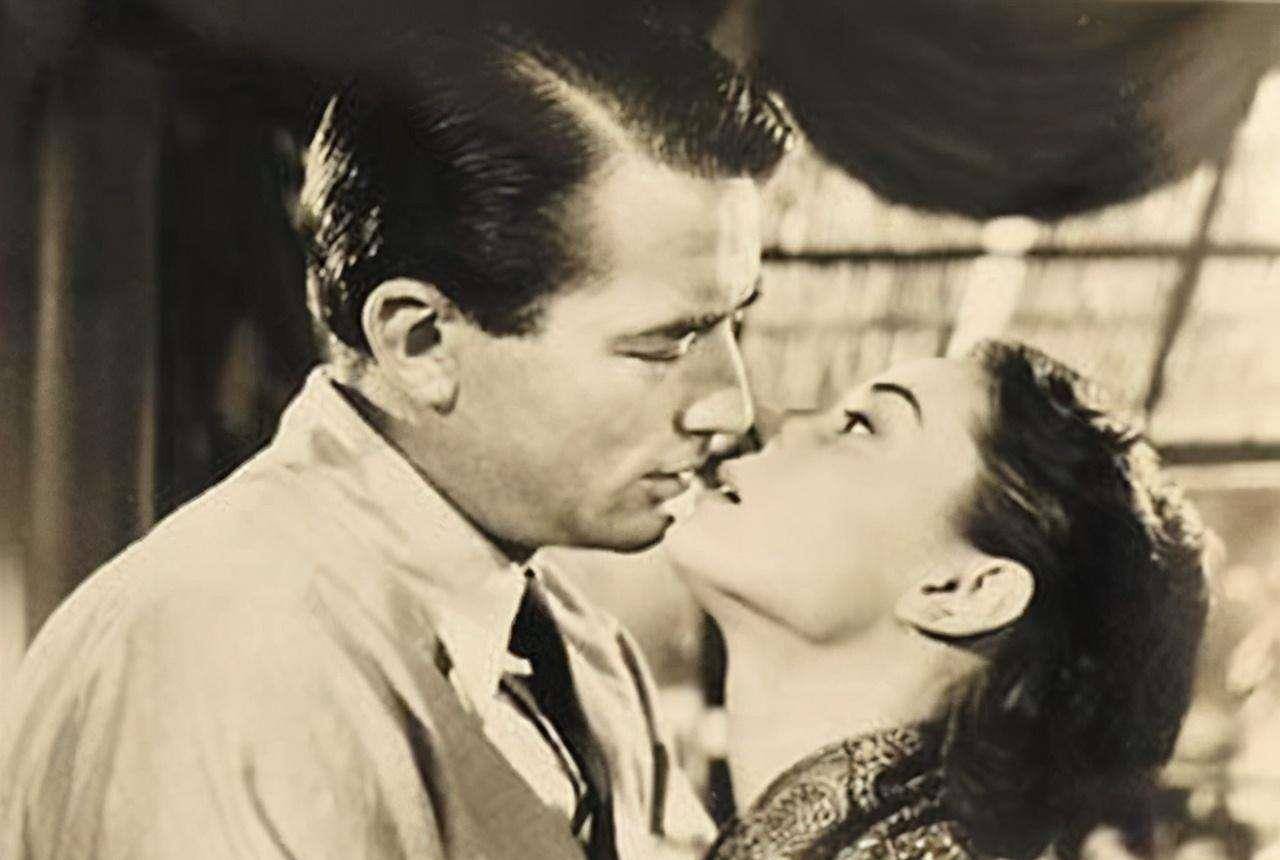 年,两人离婚,赫本在前往希腊散心的游轮上赫本遇见30岁的安德烈·多蒂