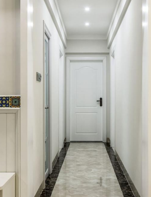 过道,地面的地砖还有波打线呢!黑色的,简约大气.