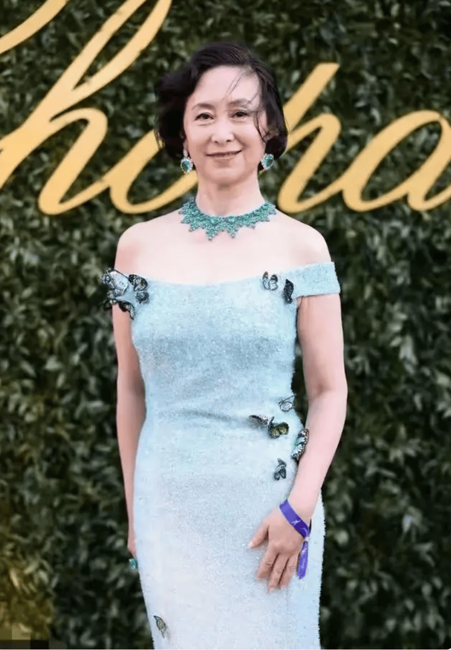 61岁何超琼美出国门了!