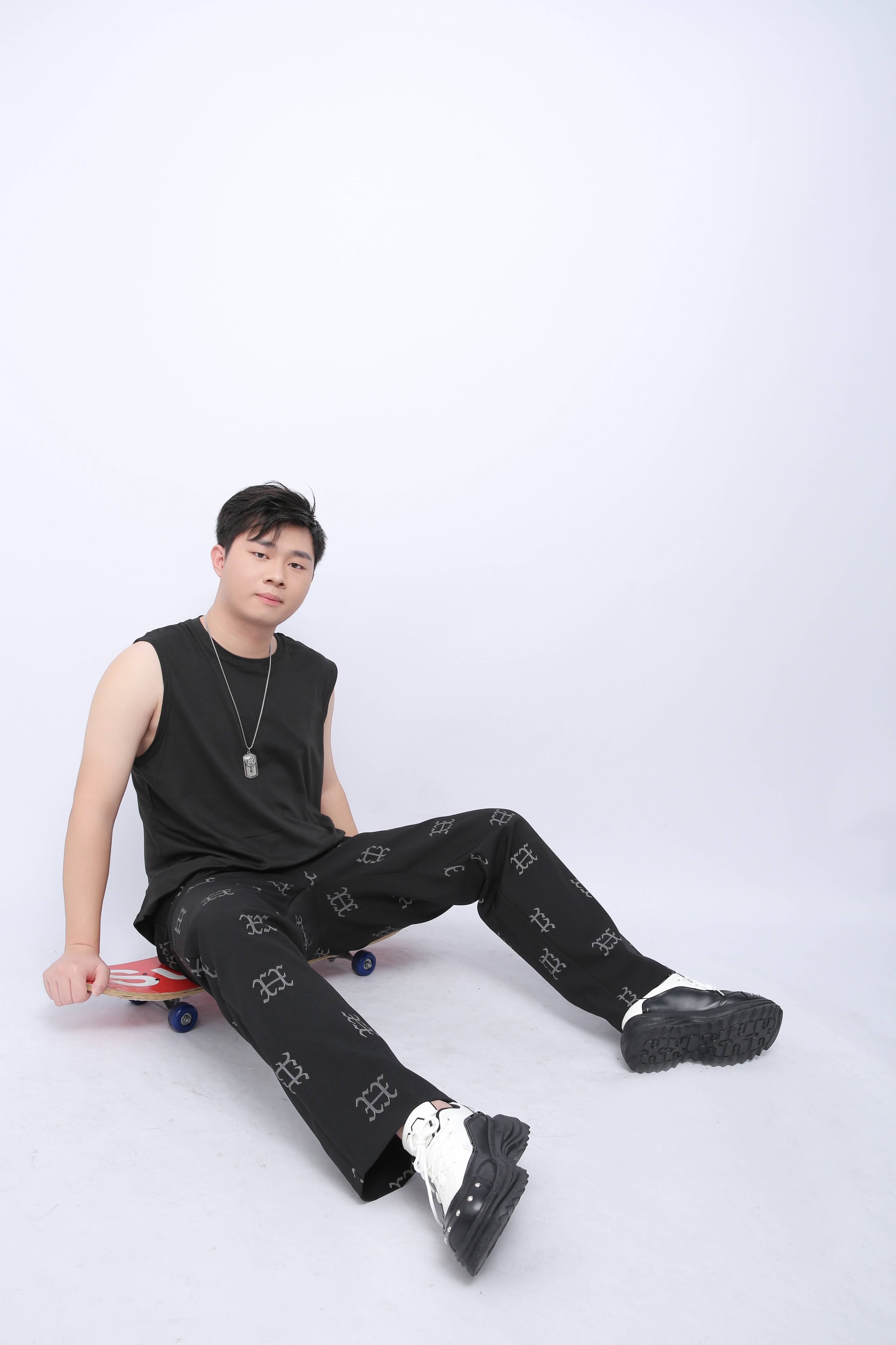 时尚前沿,男模梁杰风采闪耀四方!