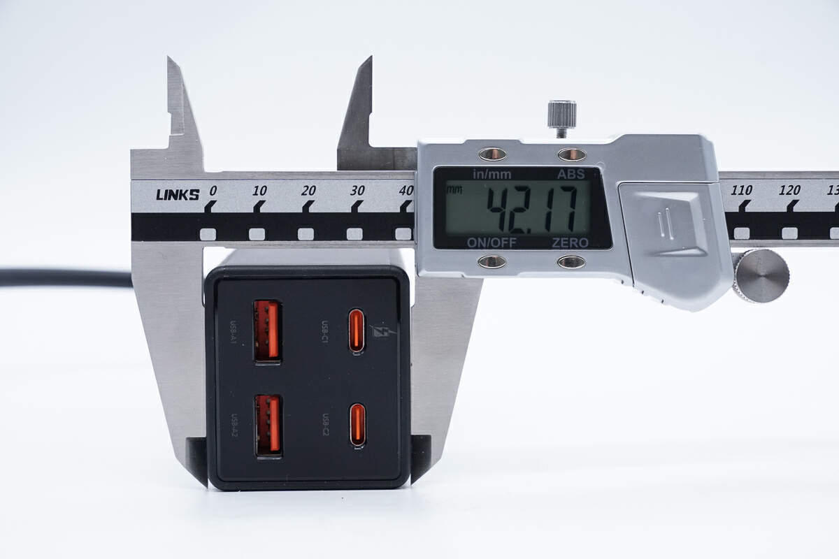 2c2a多口设计,四口同充无需等待,良工67w氮化镓快充插座评测