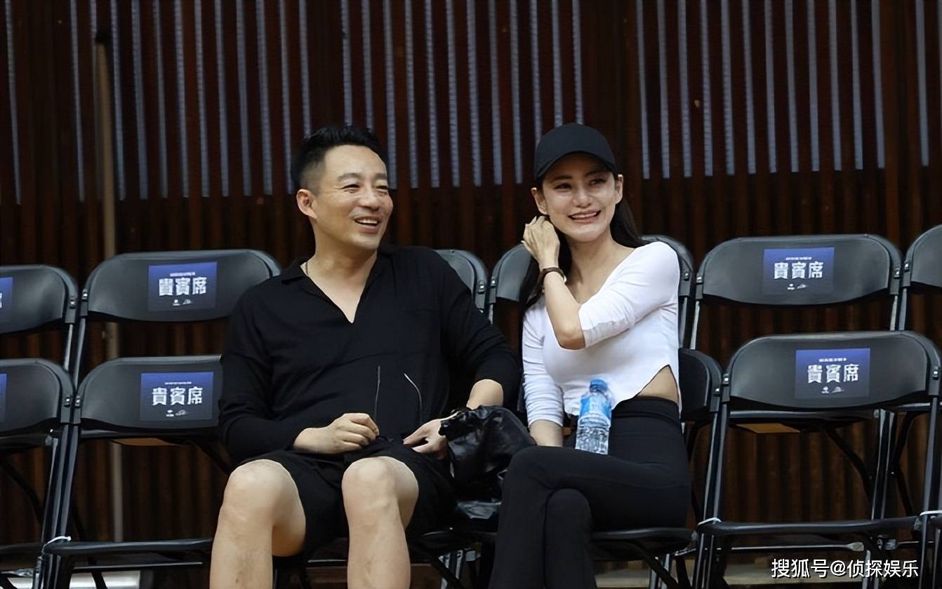 与娇妻十指紧扣秀恩爱,女方超大钻戒抢镜_mandy_新婚_结婚证