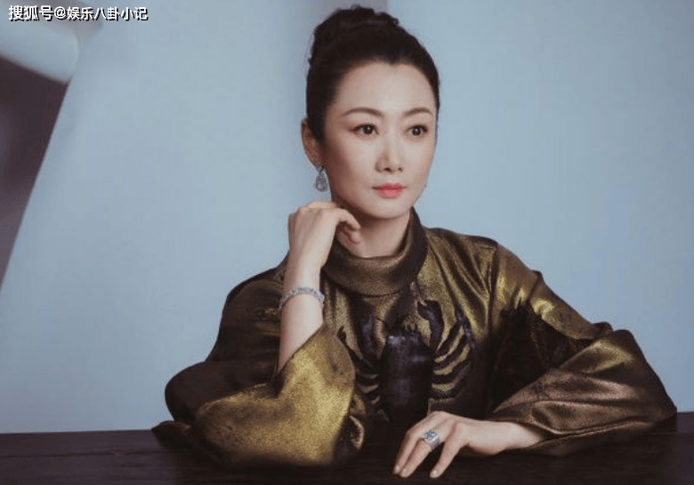 她长得漂亮,演技好,与丈夫结婚13年无儿无女,将宠物犬当孩子养