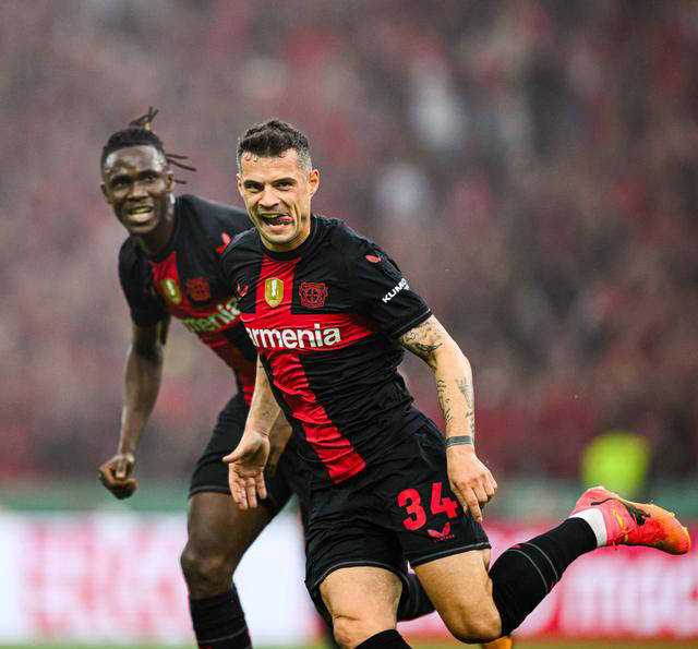 勒沃库森10人击败凯泽斯劳滕,加冕德国杯冠军,阿隆索成就双冠王