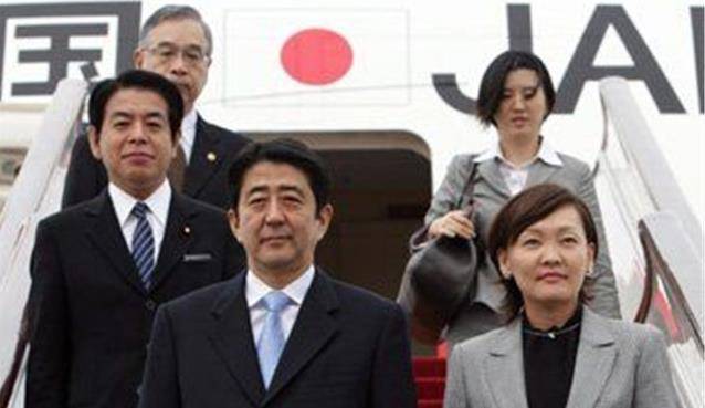 身为前首相夫人,却忙于追星喝酒,夜不归宿,安倍还能忍多久?