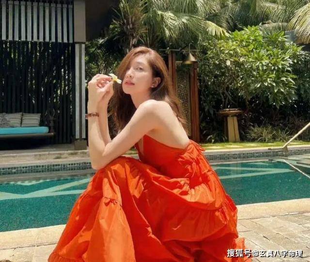 江疏影橙色长裙度假风采赏心悦目!