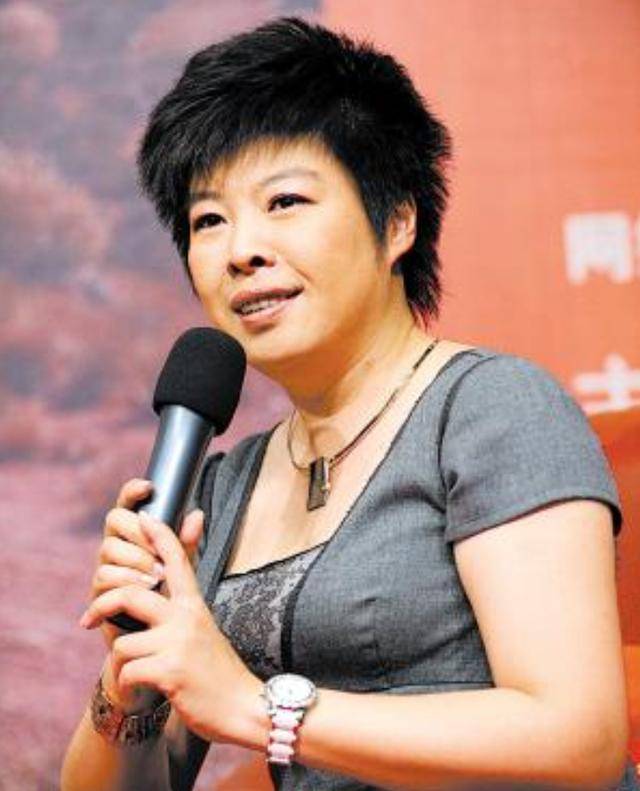 从国学大师到万人唾弃,遭北大学生轰下台的于丹,背后真相如何?