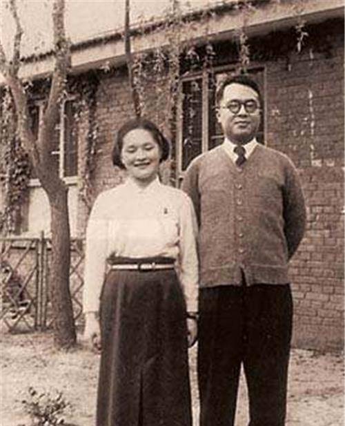 年毕业于北京师范大学,并且在学校中认识了自己的第一任丈夫王德一