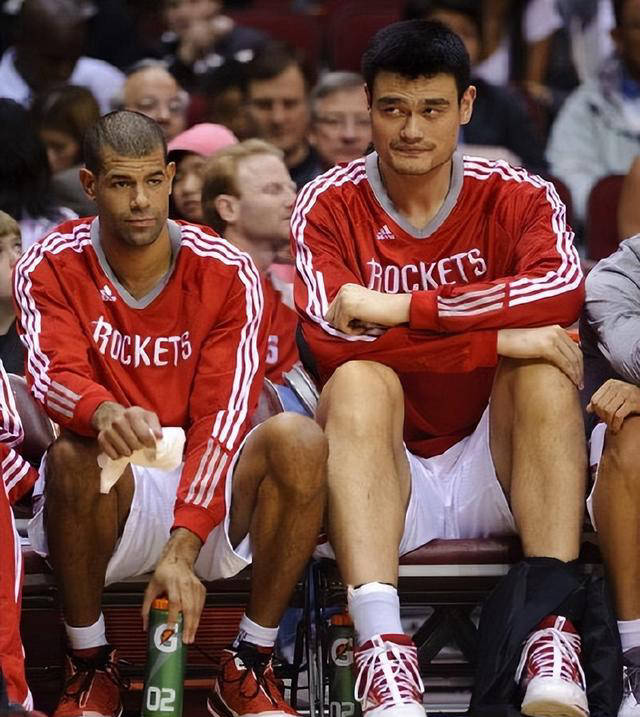 姚明幽默风趣!巴蒂尔分享趣事引发全场欢笑_奥尼尔_活动_观众们