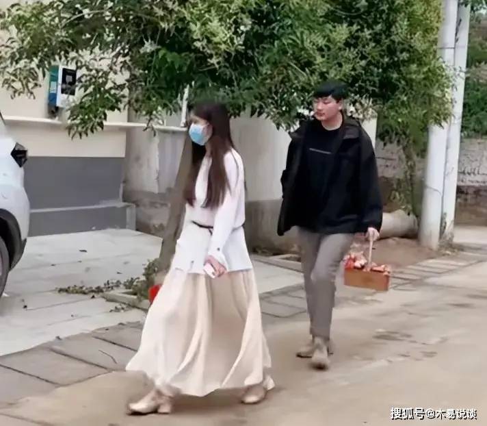 小伟现在也长大了,自从老婆生孩子,他一直照顾在老婆的身边,邻居们也