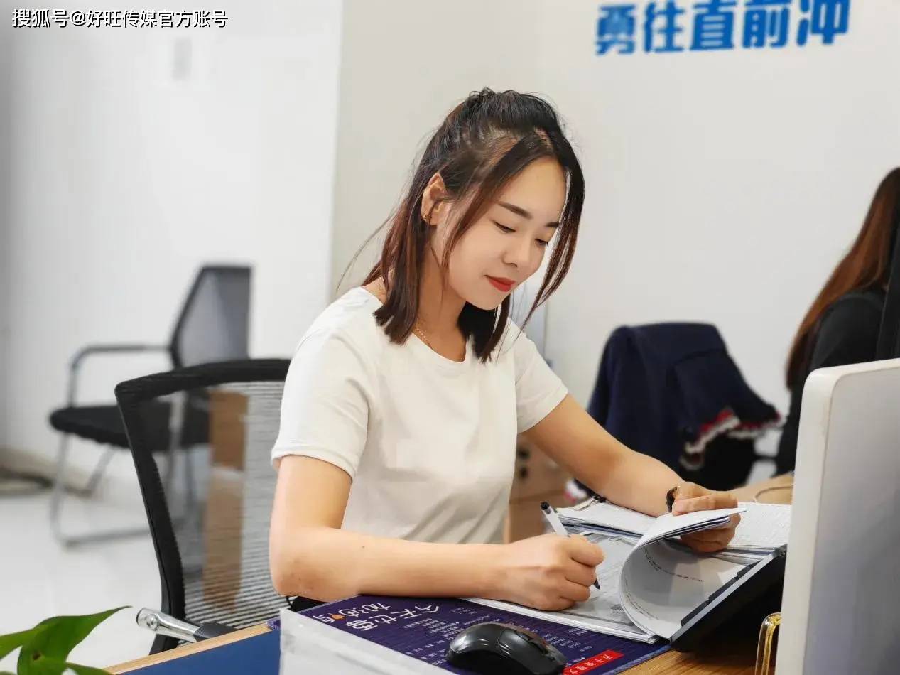 公共服务中心负责人—王笑笑农产品上行体系负责人苟玉翠,主要负责