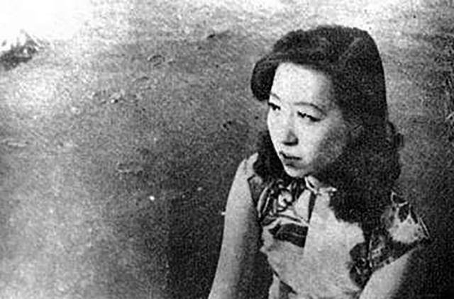 没多久范秀美有了身孕,胡兰成便让她拿了自己写的二张条子去上海做