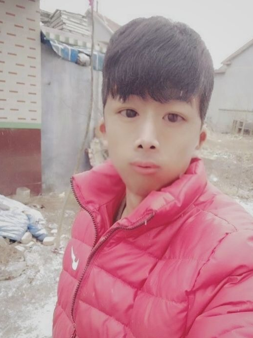 下面这位小伙真可谓是骨骼清奇,原本已经很帅的他更是希望众网友可以