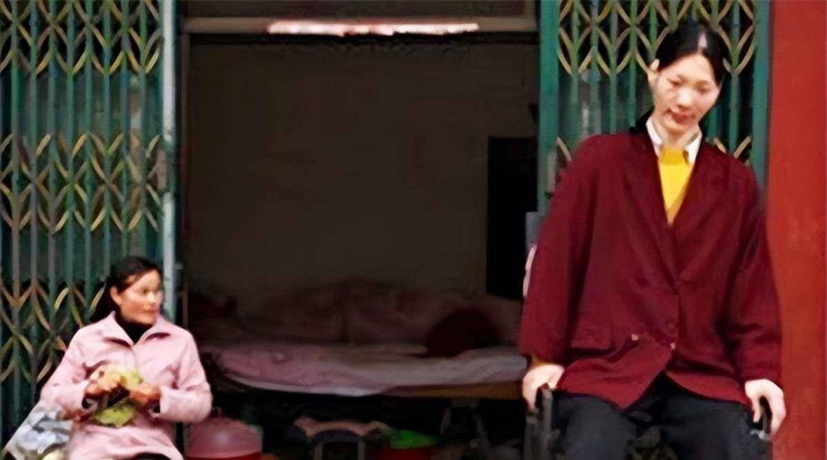 纪实:巨人曾金莲:高2.48米,吃2斤饭,穿60码鞋,遗体封存完整