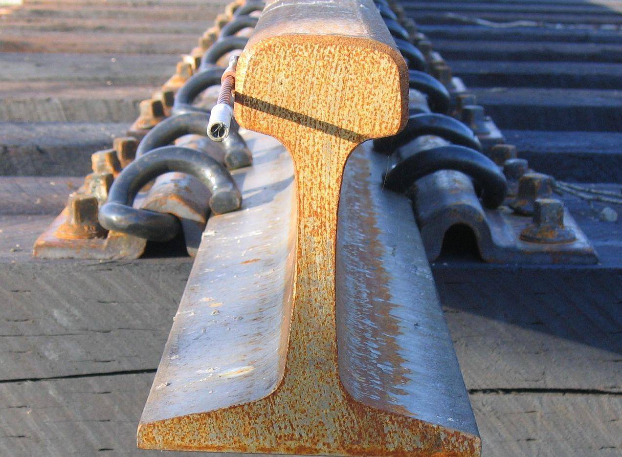 高铁如此先进,为什么铁路轨道依然采用工字钢?