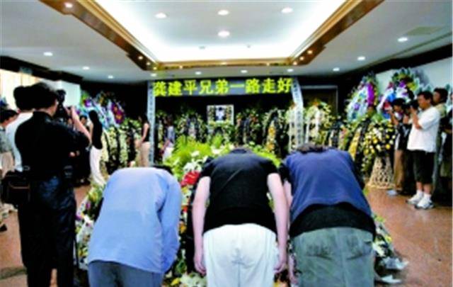 足球裁判龚建平葬礼,因黑哨入狱千人悼念,妻子喊冤扬言"报仇"