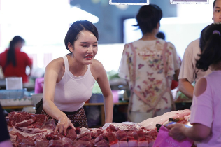 美女辞职卖猪肉,一天营业3小时日卖200斤,去相亲的比买肉的还多