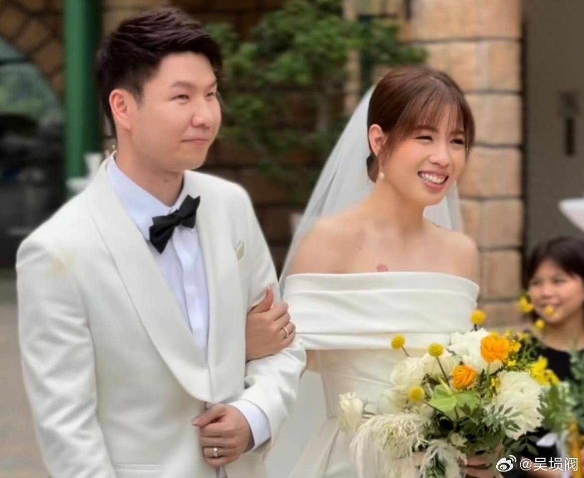 双喜临门!羽毛球夫妻婚礼后20天携手夺冠,紧紧抱在一起激动洒泪