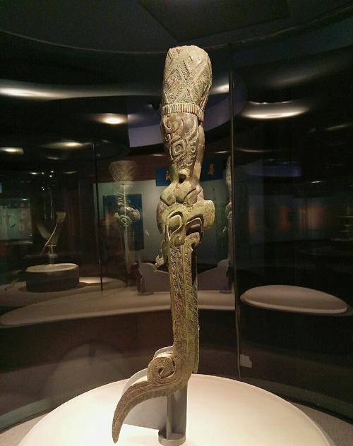 三星堆的文物中有一件残缺神像,数百碎片拼成,专家不解其意