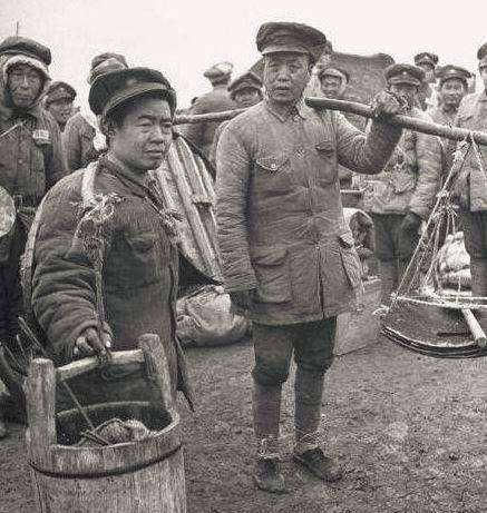 "他放下手中碗筷,正准备出门查看,结果突然有几名壮汉冲了进来,不由分