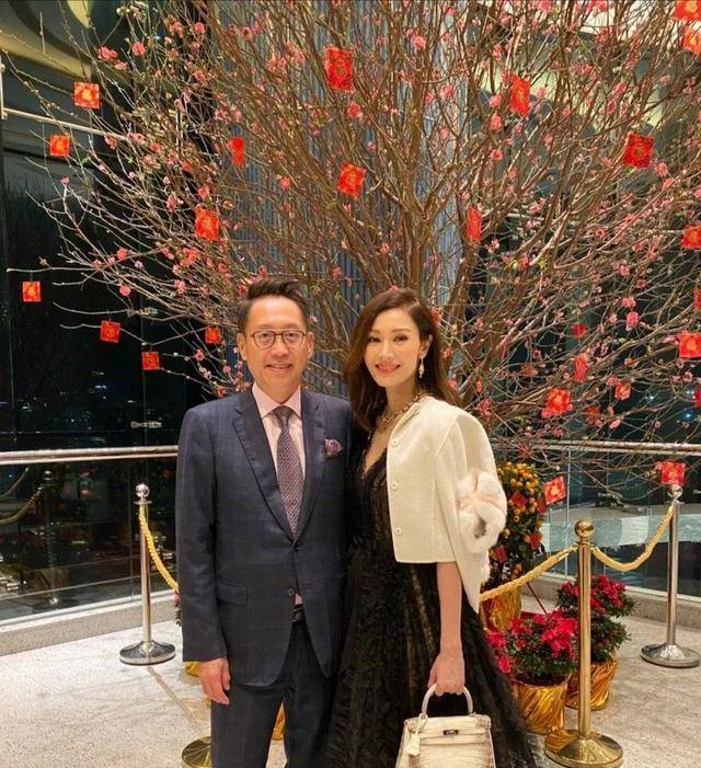 许晋亨哥哥:长弟弟23岁因病去世,死后看弟弟坐拥百亿家产