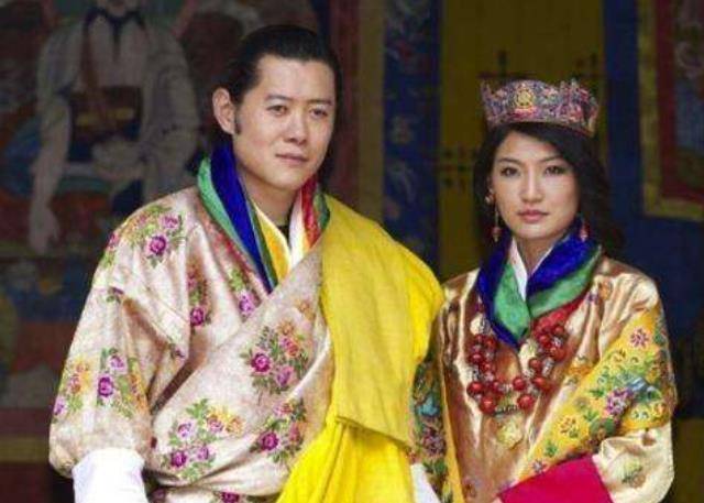 29岁不丹王后地位飙升!大婚佩戴绒布王冠,怀二胎换成奢华珠宝