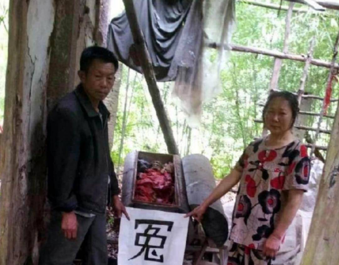 四川女子离奇身亡,父亲24年不下葬成不腐干尸,坚信:她含冤而死
