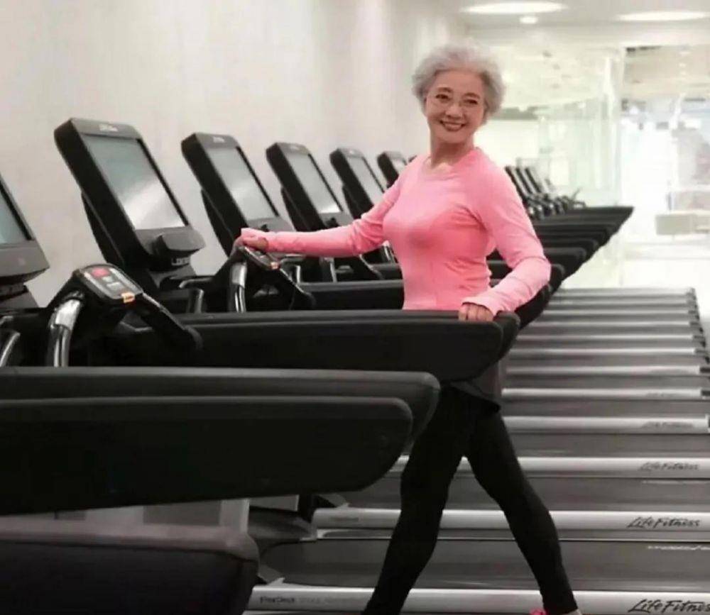 可是身体的急剧发胖,也可能会引发一系列的病症,2000年,盛瑞玲就因为