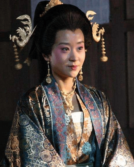 当初,李世民和李建成为太子之位争得不可开交时,是长孙皇后经常进宫为