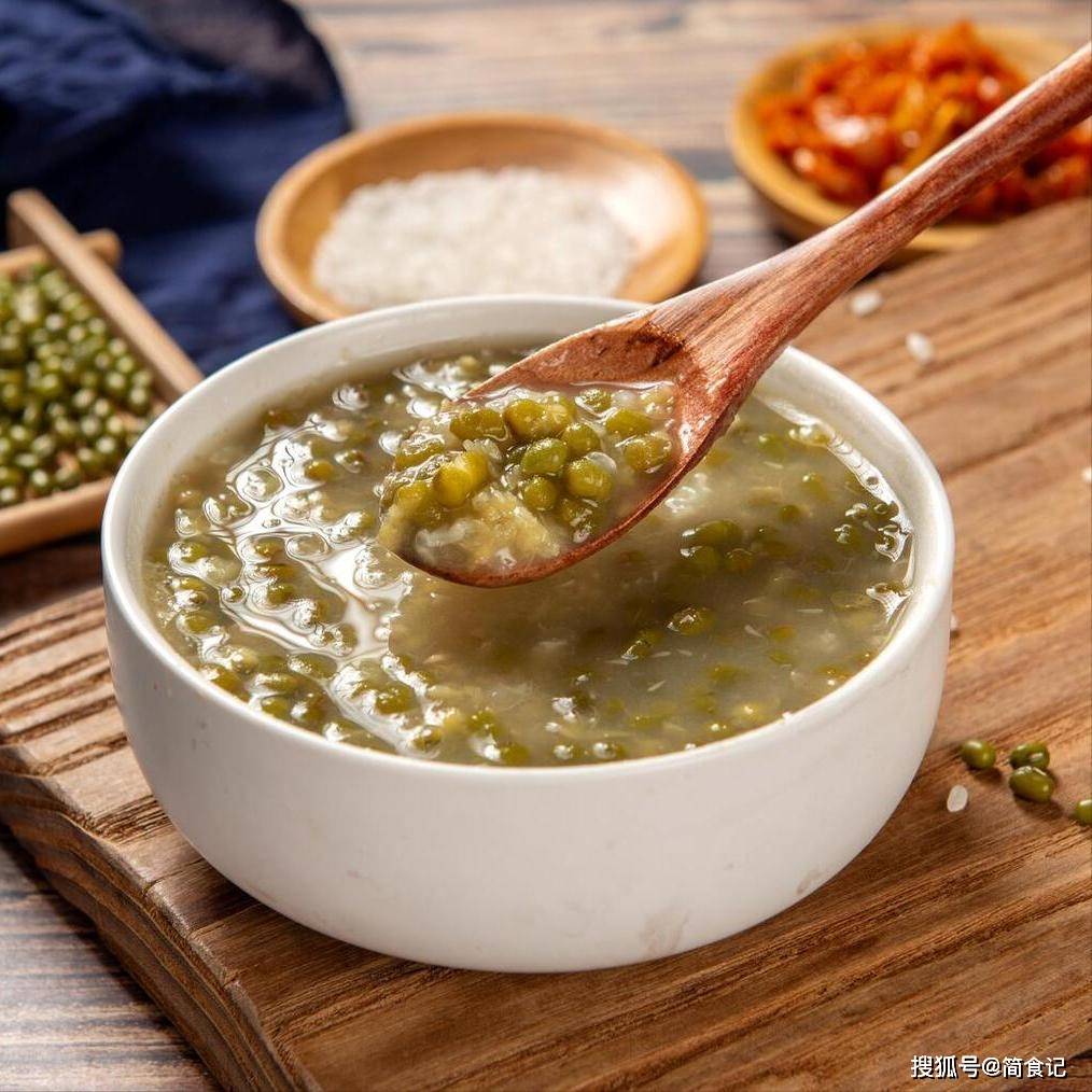 绿豆汤:最经典的食用方式,简单将绿豆清洗干净后加水煮沸,改小火慢煮