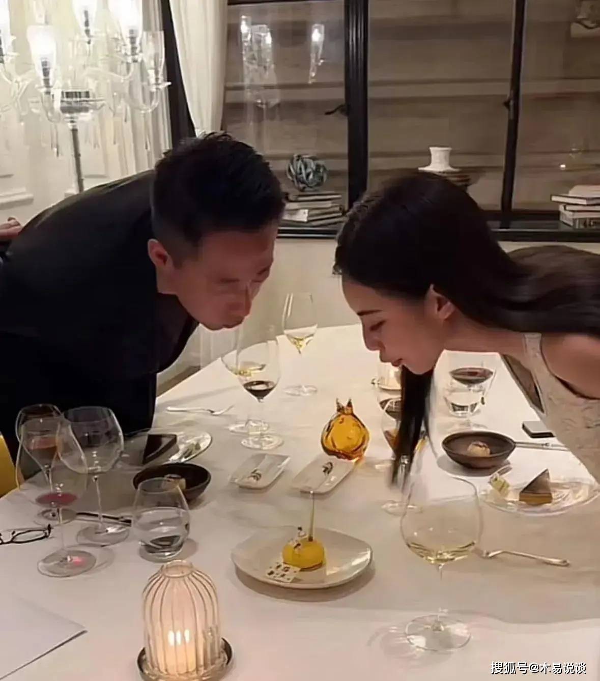 汪小菲新婚夜和老婆小梅吃烛光晚餐,夫妻比心大秀恩爱,小梅好甜