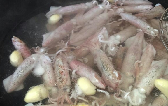 把处理好的鱿鱼放入,焯制鱿鱼定型时,即可捞出.