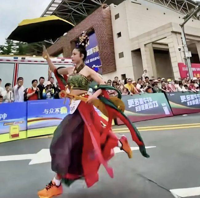 飞天女神跑兰州马拉松,一手琵琶一手伞!