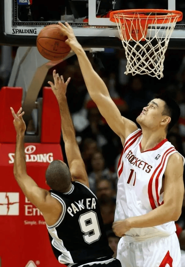 姚明职业生涯8年,一共领走了多少工资?火箭退役球衣是有原因的