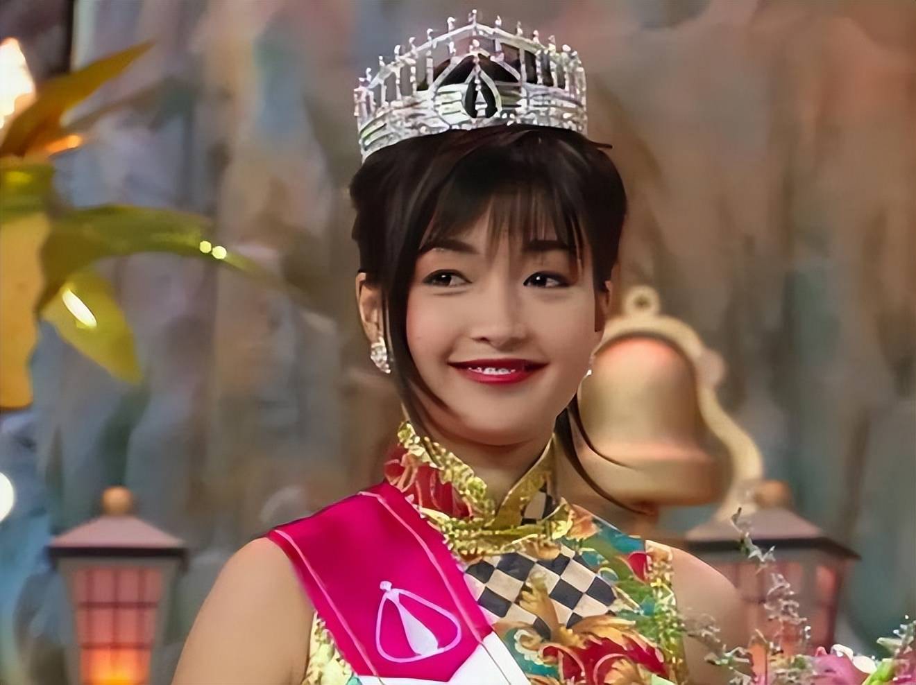 李绮红,因替母治病拒绝黎明的示爱,后嫁外籍粗狂男将她宠成公主