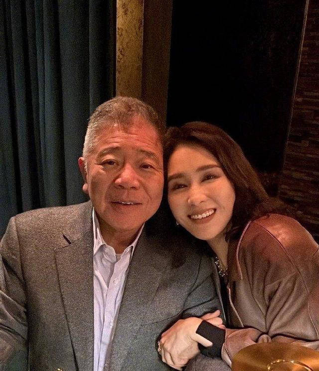 佘诗曼黎姿同框健身房合照,冻龄女神颜值超惊艳