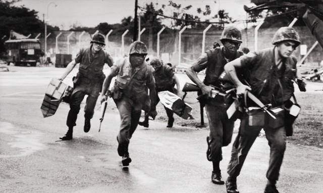 西贡撤退时,美军为何如此"仁慈",把航母上自家直升机推下海?