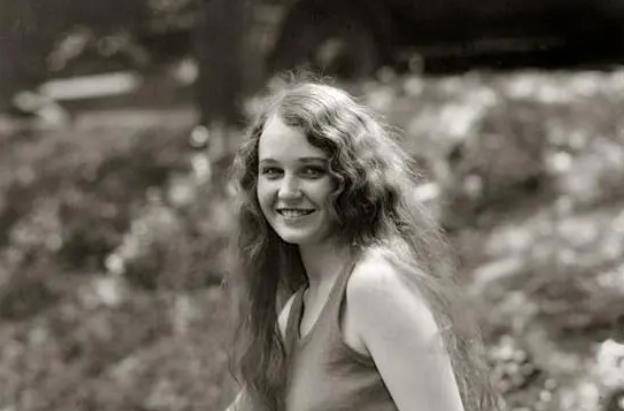 卢卡斯的心灵变得越来越扭曲,他也变得越来越沉默寡言,这也为日后的