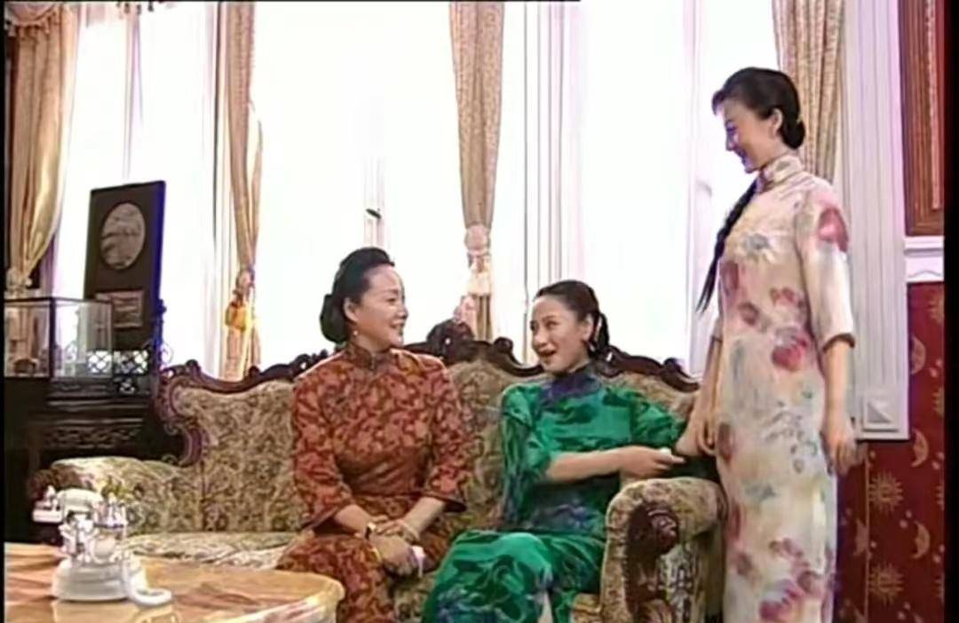 金粉世家:金凤举对小怜动手动脚,大嫂吴佩芳希望小怜早日嫁人