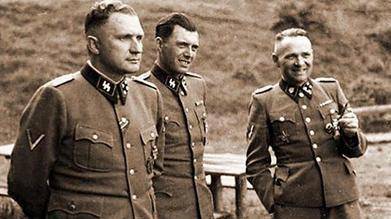 7月1日,希特勒直接夏凉,枪毙罗姆,就这样冲锋队名存实亡