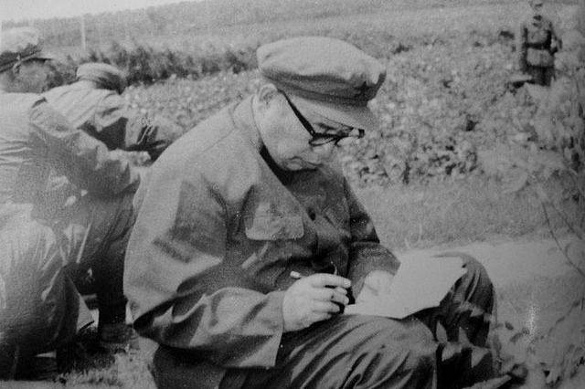 他顶替这位纵队司令员职务,人家只能当参谋长,授衔时俩人差一级