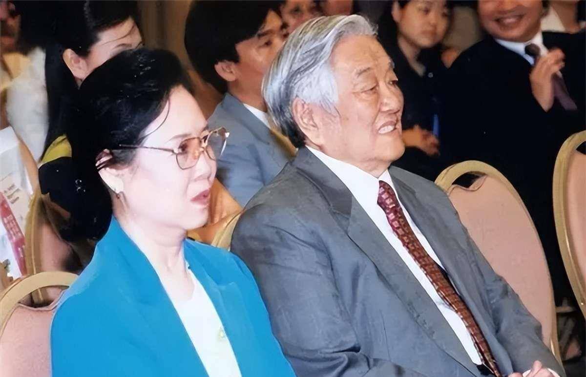 平鑫涛病逝4年,留下价值56亿元房产,遗孀琼瑶的选择令人泪目