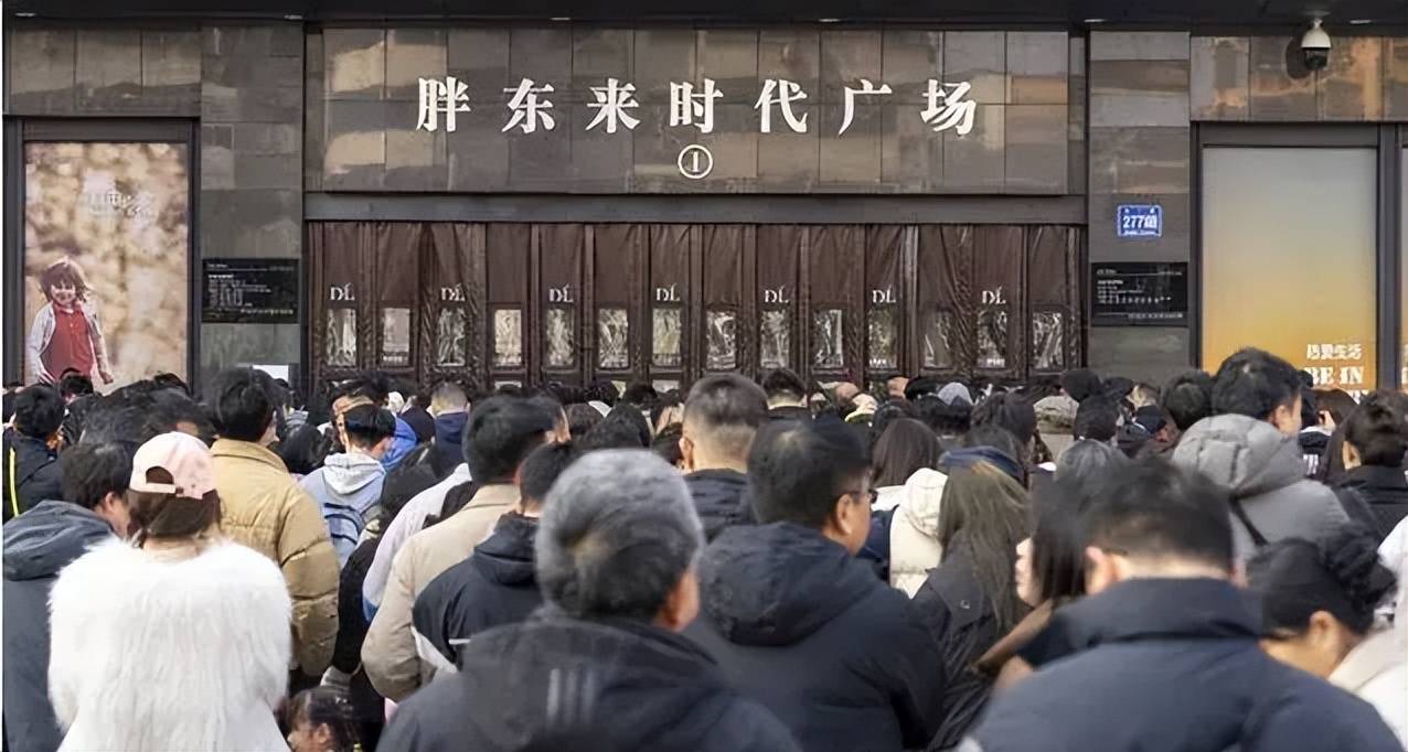 胖东来为啥火?看看这个陈列你明白了,烧鸡会排队,鱼会站军姿!